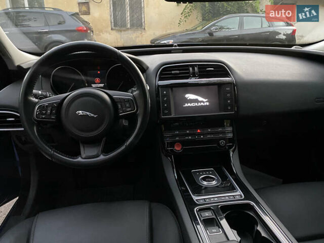 Синий Ягуар XE, объемом двигателя 2 л и пробегом 100 тыс. км за 15000 $, фото 16 на Automoto.ua
