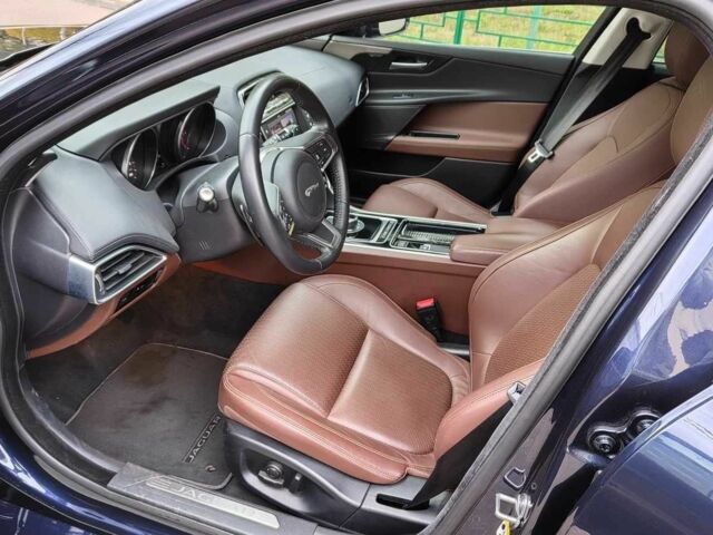 Синій Ягуар XE, об'ємом двигуна 2 л та пробігом 80 тис. км за 16600 $, фото 4 на Automoto.ua