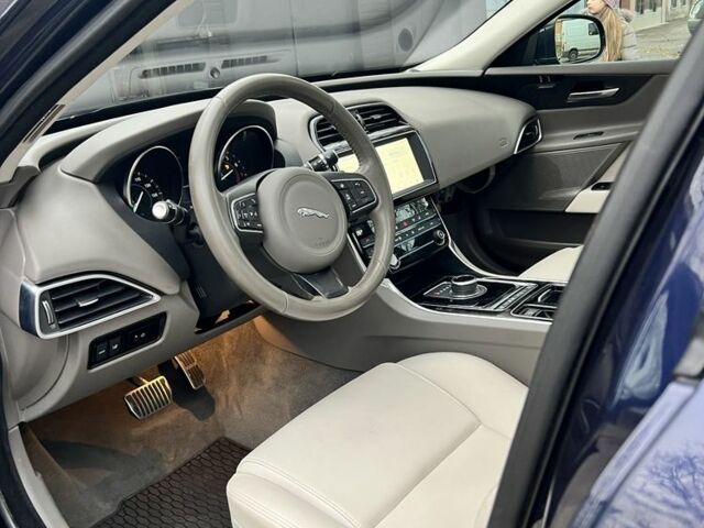 Синий Ягуар XE, объемом двигателя 2 л и пробегом 76 тыс. км за 16500 $, фото 1 на Automoto.ua