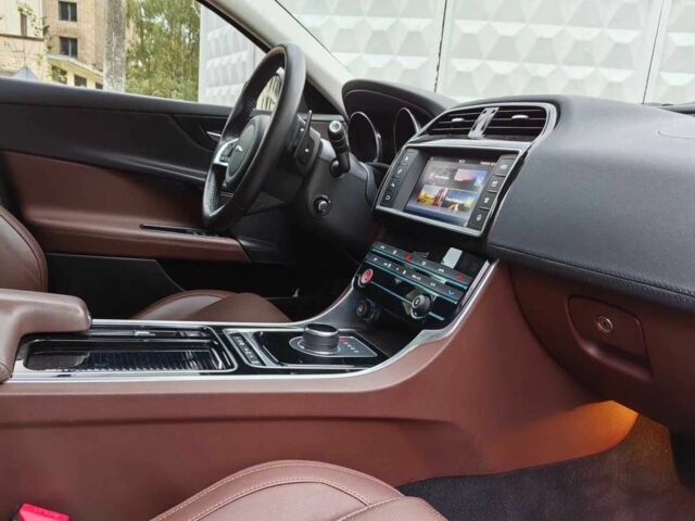 Синій Ягуар XE, об'ємом двигуна 2 л та пробігом 80 тис. км за 16600 $, фото 7 на Automoto.ua