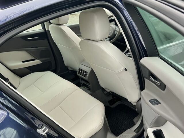 Синий Ягуар XE, объемом двигателя 2 л и пробегом 76 тыс. км за 16500 $, фото 2 на Automoto.ua