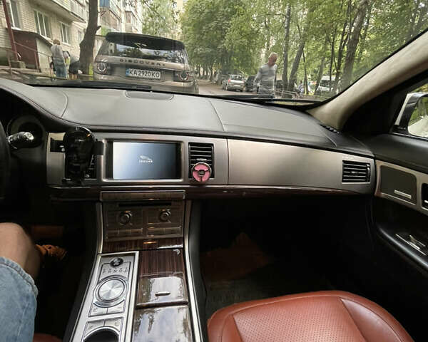 Белый Ягуар ХФ, объемом двигателя 2.99 л и пробегом 298 тыс. км за 10600 $, фото 9 на Automoto.ua