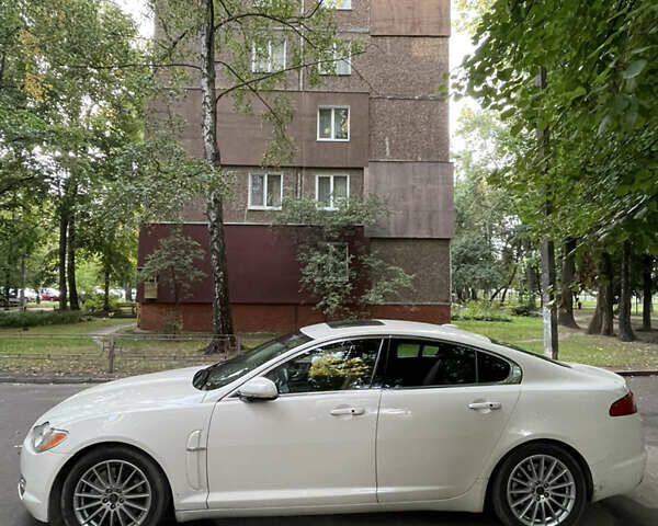 Белый Ягуар ХФ, объемом двигателя 2.99 л и пробегом 298 тыс. км за 10600 $, фото 3 на Automoto.ua