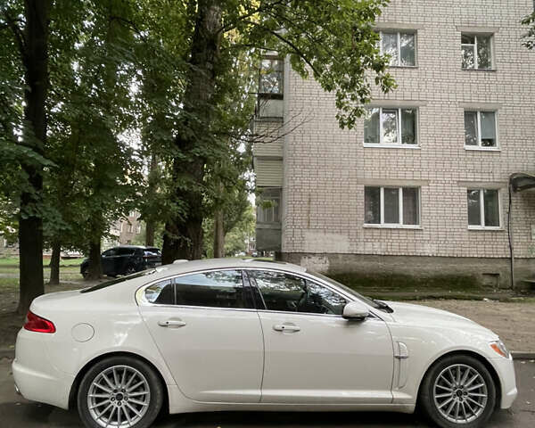 Белый Ягуар ХФ, объемом двигателя 2.99 л и пробегом 298 тыс. км за 10600 $, фото 5 на Automoto.ua