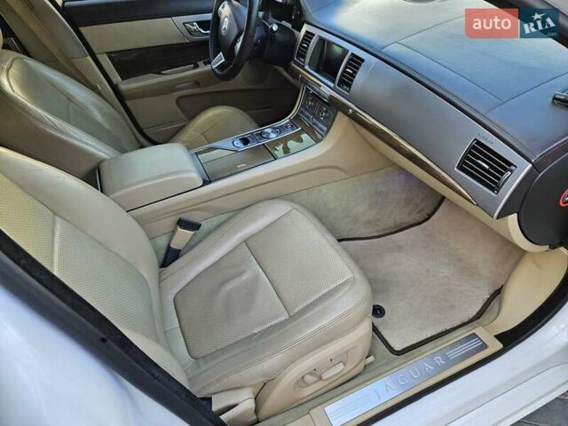 Белый Ягуар ХФ, объемом двигателя 2.97 л и пробегом 192 тыс. км за 11500 $, фото 8 на Automoto.ua