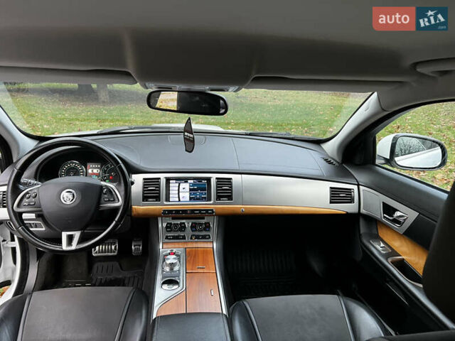 Белый Ягуар ХФ, объемом двигателя 2.97 л и пробегом 177 тыс. км за 11700 $, фото 11 на Automoto.ua