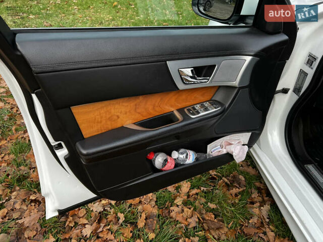 Белый Ягуар ХФ, объемом двигателя 2.97 л и пробегом 177 тыс. км за 11700 $, фото 6 на Automoto.ua