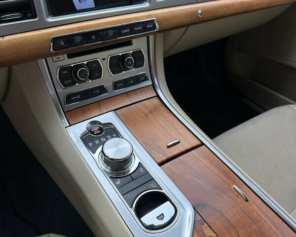 Белый Ягуар ХФ, объемом двигателя 3 л и пробегом 169 тыс. км за 11200 $, фото 24 на Automoto.ua