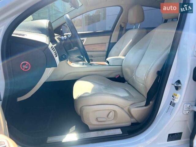 Белый Ягуар ХФ, объемом двигателя 2.97 л и пробегом 168 тыс. км за 13700 $, фото 7 на Automoto.ua