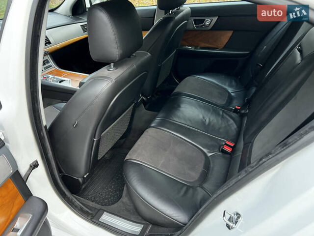 Белый Ягуар ХФ, объемом двигателя 2.97 л и пробегом 177 тыс. км за 11700 $, фото 8 на Automoto.ua