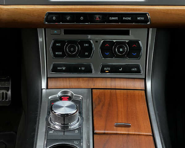 Белый Ягуар ХФ, объемом двигателя 2.97 л и пробегом 177 тыс. км за 11700 $, фото 17 на Automoto.ua