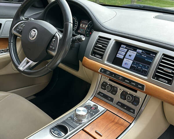 Белый Ягуар ХФ, объемом двигателя 3 л и пробегом 169 тыс. км за 11200 $, фото 26 на Automoto.ua