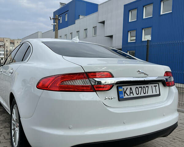 Белый Ягуар ХФ, объемом двигателя 2.2 л и пробегом 122 тыс. км за 13600 $, фото 4 на Automoto.ua