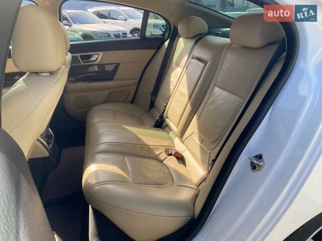 Белый Ягуар ХФ, объемом двигателя 3 л и пробегом 150 тыс. км за 16190 $, фото 9 на Automoto.ua