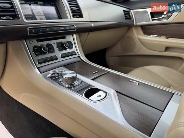 Белый Ягуар ХФ, объемом двигателя 2.18 л и пробегом 146 тыс. км за 15300 $, фото 12 на Automoto.ua