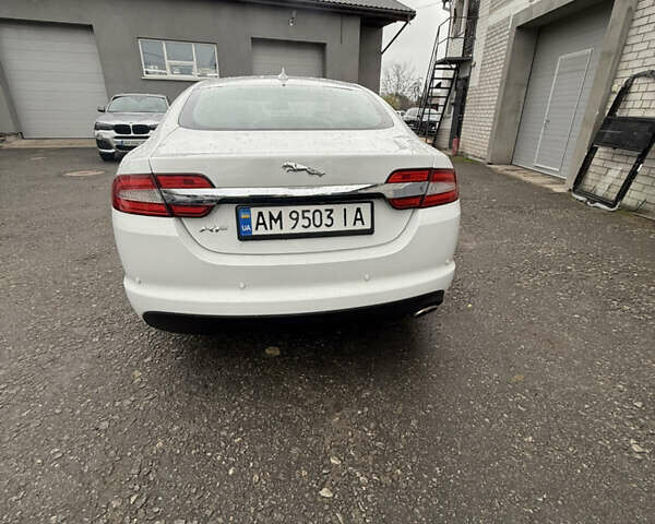 Белый Ягуар ХФ, объемом двигателя 2.18 л и пробегом 174 тыс. км за 13900 $, фото 5 на Automoto.ua