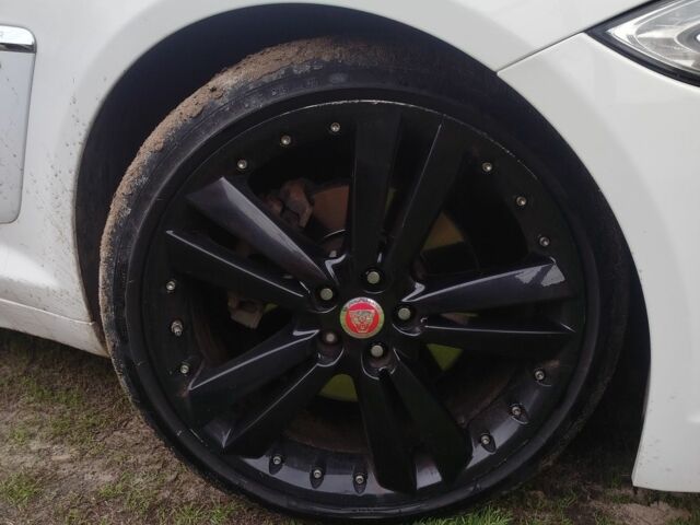 Белый Ягуар ХФ, объемом двигателя 2.2 л и пробегом 300 тыс. км за 7216 $, фото 1 на Automoto.ua