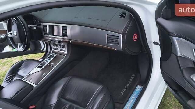 Белый Ягуар ХФ, объемом двигателя 2.18 л и пробегом 205 тыс. км за 14100 $, фото 8 на Automoto.ua