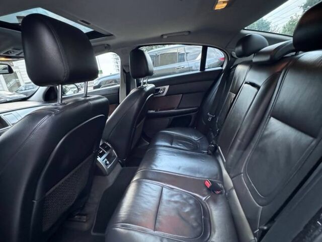 Белый Ягуар ХФ, объемом двигателя 2.2 л и пробегом 185 тыс. км за 13999 $, фото 11 на Automoto.ua