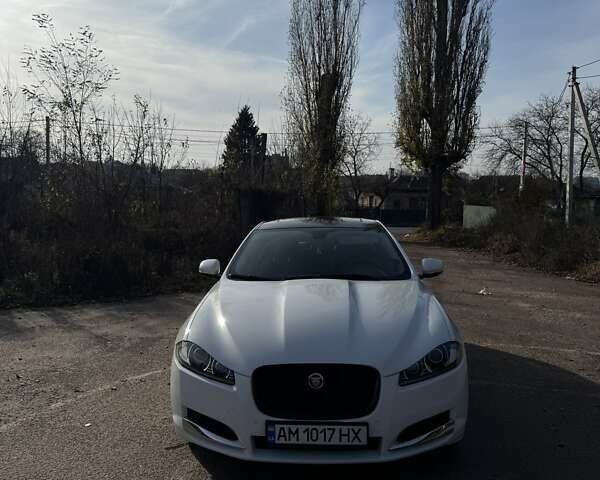 Белый Ягуар ХФ, объемом двигателя 2.18 л и пробегом 142 тыс. км за 16500 $, фото 4 на Automoto.ua