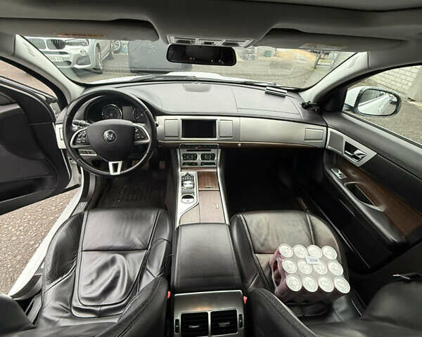 Белый Ягуар ХФ, объемом двигателя 2.18 л и пробегом 174 тыс. км за 13900 $, фото 11 на Automoto.ua