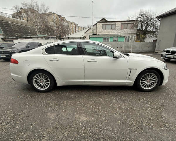 Белый Ягуар ХФ, объемом двигателя 2.18 л и пробегом 174 тыс. км за 13900 $, фото 2 на Automoto.ua