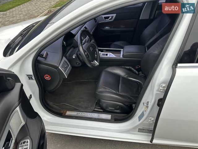 Белый Ягуар ХФ, объемом двигателя 2.18 л и пробегом 191 тыс. км за 11999 $, фото 16 на Automoto.ua