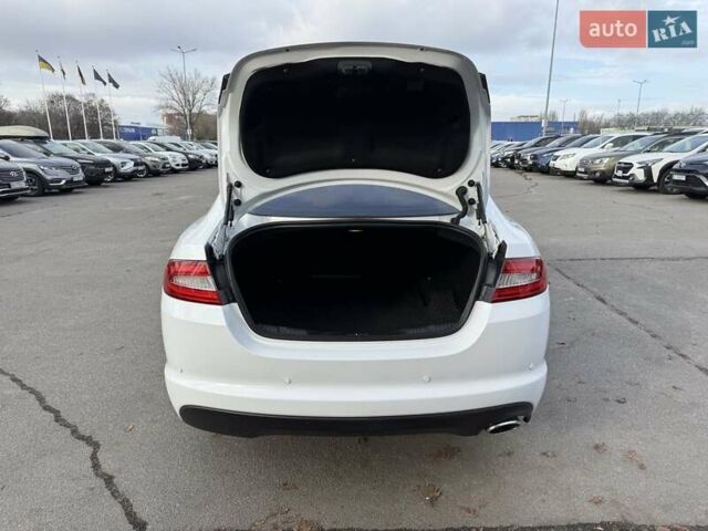 Белый Ягуар ХФ, объемом двигателя 2.18 л и пробегом 146 тыс. км за 15300 $, фото 8 на Automoto.ua