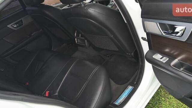 Белый Ягуар ХФ, объемом двигателя 2.18 л и пробегом 205 тыс. км за 14100 $, фото 10 на Automoto.ua