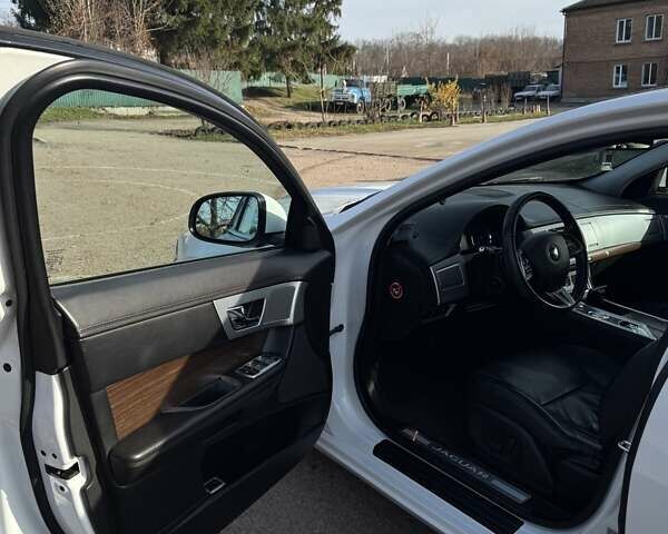 Белый Ягуар ХФ, объемом двигателя 2.18 л и пробегом 142 тыс. км за 16500 $, фото 25 на Automoto.ua