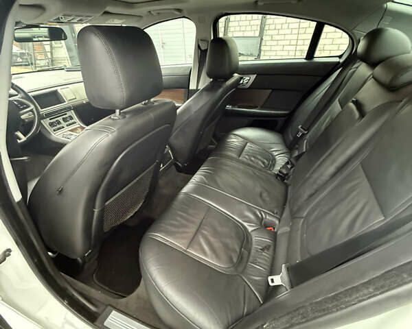 Белый Ягуар ХФ, объемом двигателя 2.18 л и пробегом 174 тыс. км за 13900 $, фото 10 на Automoto.ua