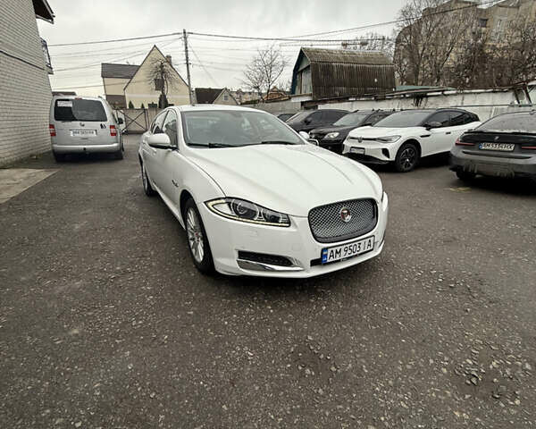 Белый Ягуар ХФ, объемом двигателя 2.18 л и пробегом 174 тыс. км за 13900 $, фото 1 на Automoto.ua