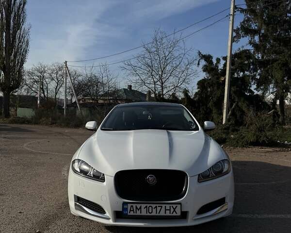 Белый Ягуар ХФ, объемом двигателя 2.18 л и пробегом 142 тыс. км за 16500 $, фото 1 на Automoto.ua