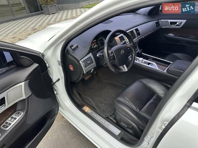 Белый Ягуар ХФ, объемом двигателя 2.18 л и пробегом 191 тыс. км за 11999 $, фото 15 на Automoto.ua