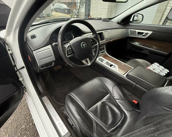 Белый Ягуар ХФ, объемом двигателя 2.18 л и пробегом 174 тыс. км за 13900 $, фото 9 на Automoto.ua