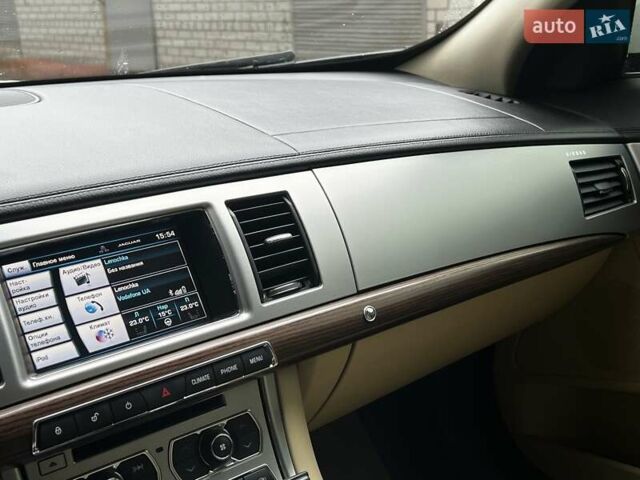 Белый Ягуар ХФ, объемом двигателя 2.2 л и пробегом 262 тыс. км за 13950 $, фото 7 на Automoto.ua