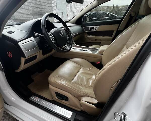 Белый Ягуар ХФ, объемом двигателя 2.2 л и пробегом 262 тыс. км за 15990 $, фото 2 на Automoto.ua