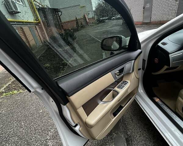 Белый Ягуар ХФ, объемом двигателя 2.2 л и пробегом 262 тыс. км за 13950 $, фото 4 на Automoto.ua