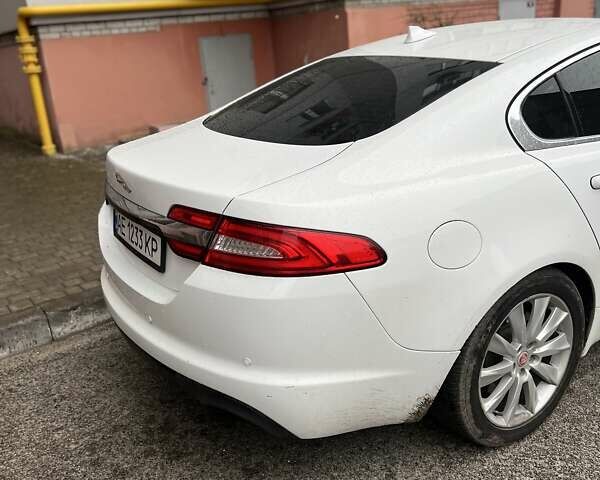 Белый Ягуар ХФ, объемом двигателя 2.2 л и пробегом 262 тыс. км за 15990 $, фото 6 на Automoto.ua