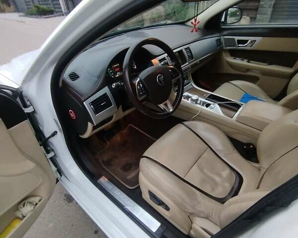 Білий Ягуар ХФ, об'ємом двигуна 3 л та пробігом 183 тис. км за 14000 $, фото 6 на Automoto.ua