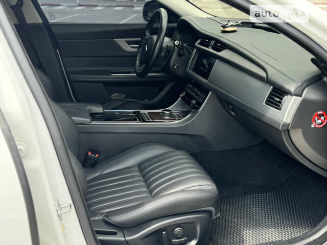 Белый Ягуар ХФ, объемом двигателя 2.99 л и пробегом 150 тыс. км за 32999 $, фото 38 на Automoto.ua