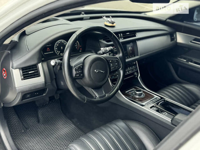 Белый Ягуар ХФ, объемом двигателя 2.99 л и пробегом 150 тыс. км за 32999 $, фото 45 на Automoto.ua