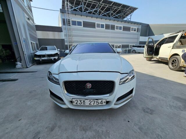 Белый Ягуар ХФ, объемом двигателя 3 л и пробегом 122 тыс. км за 16300 $, фото 1 на Automoto.ua