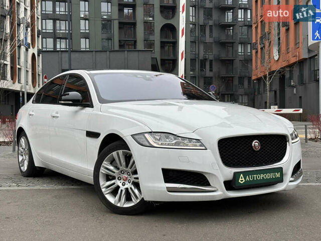 Белый Ягуар ХФ, объемом двигателя 2.99 л и пробегом 99 тыс. км за 28800 $, фото 2 на Automoto.ua