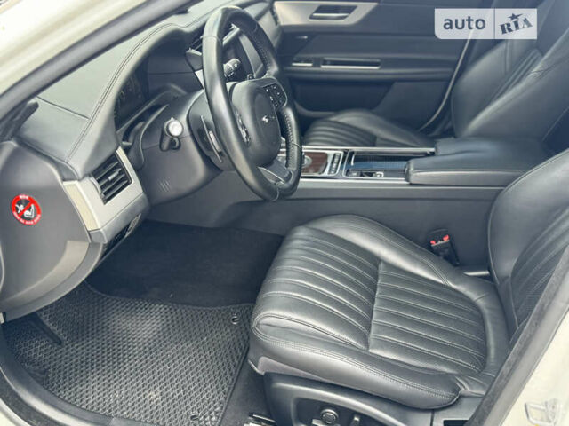 Белый Ягуар ХФ, объемом двигателя 2.99 л и пробегом 150 тыс. км за 32999 $, фото 60 на Automoto.ua