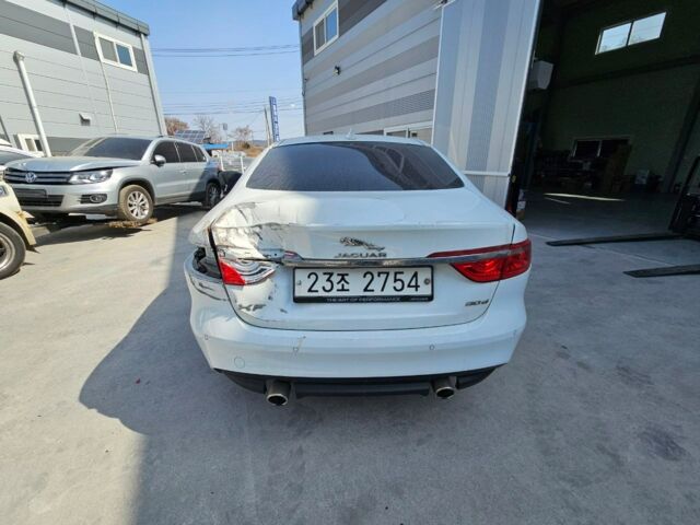 Белый Ягуар ХФ, объемом двигателя 3 л и пробегом 122 тыс. км за 16300 $, фото 4 на Automoto.ua