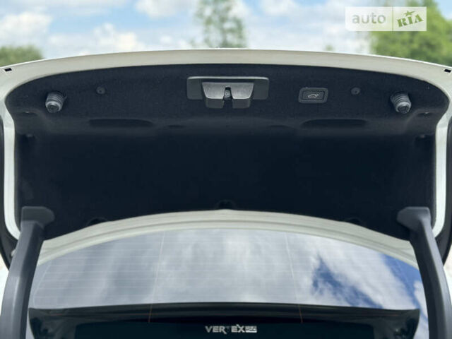 Белый Ягуар ХФ, объемом двигателя 2.99 л и пробегом 150 тыс. км за 32999 $, фото 39 на Automoto.ua