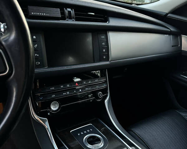 Белый Ягуар ХФ, объемом двигателя 3 л и пробегом 72 тыс. км за 13300 $, фото 9 на Automoto.ua