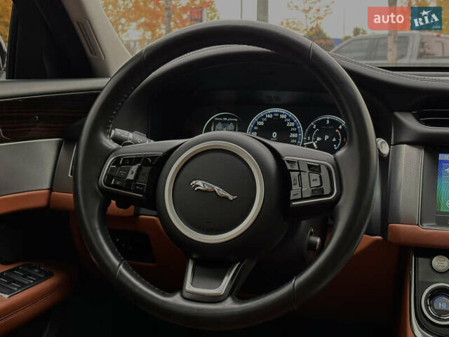 Белый Ягуар ХФ, объемом двигателя 2.99 л и пробегом 99 тыс. км за 28800 $, фото 23 на Automoto.ua