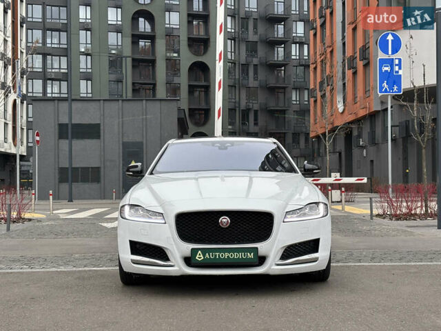 Белый Ягуар ХФ, объемом двигателя 2.99 л и пробегом 99 тыс. км за 28800 $, фото 5 на Automoto.ua